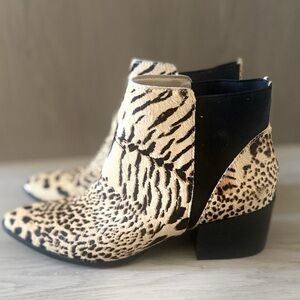 Chinese Laundry Leopard Print Booties Size 8